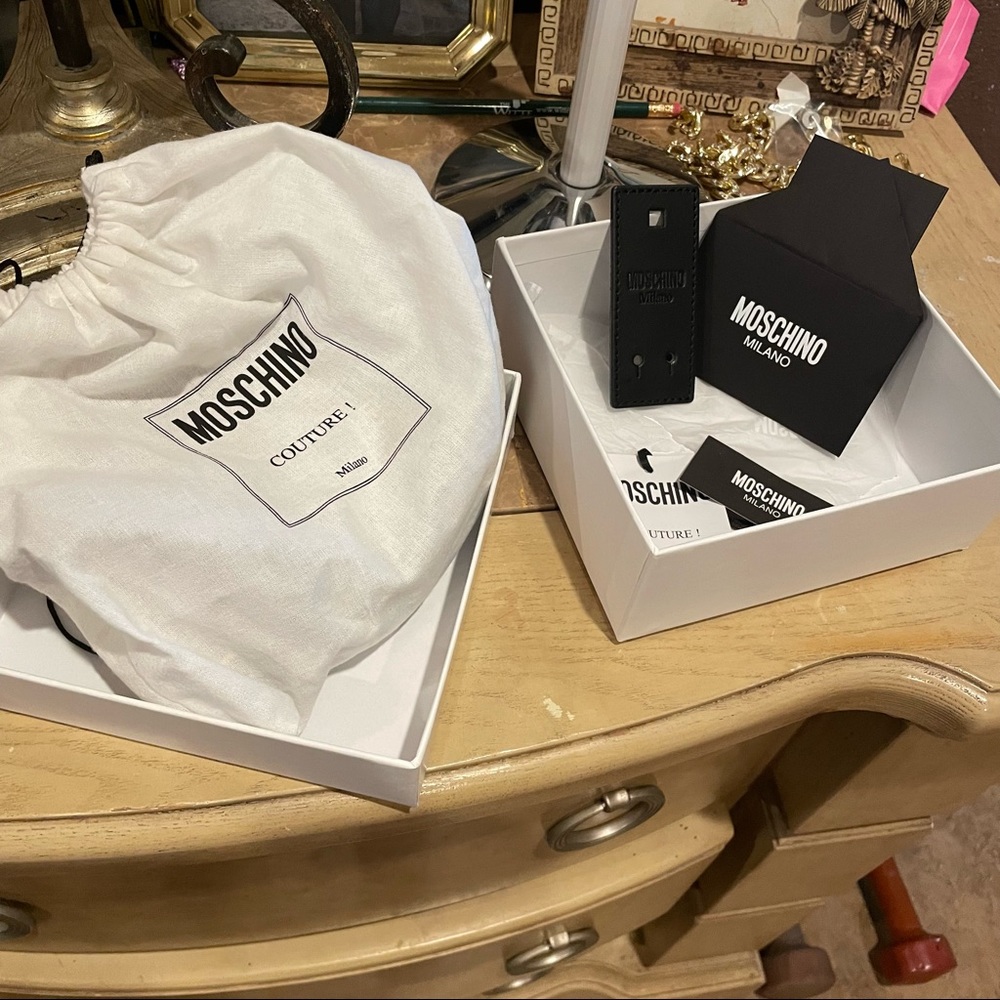 Moshino belt worn only once authentic size42 ? I’m size 4 ! like new!